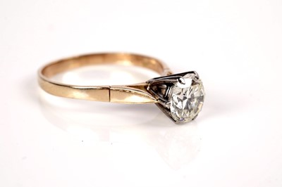 Lot 592 - A single stone solitaire diamond ring