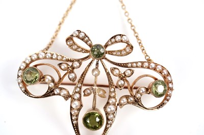 Lot 1091 - An Edwardian peridot and seed pearl pendant necklace with brooch fitting