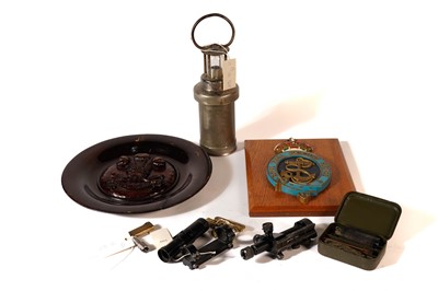 Lot 1136 - A selection of militaria items