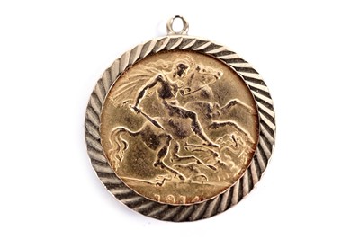 Lot 596 - A George V 1914 gold half sovereign in a pendant mount