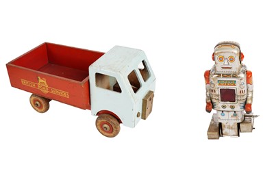 Lot 262 - A mid-20th Century Japanese S.Y. tinplate mechanical robot; and a toy truck