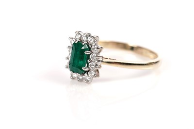 Lot 1271 - An emerald and diamond rectangular cluster ring