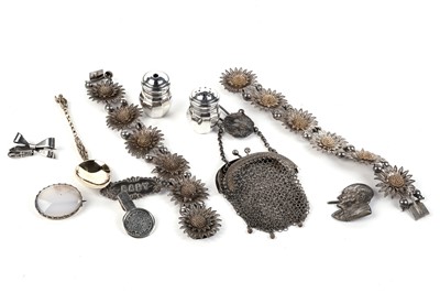 Lot 690 - A selection of silver jewellery