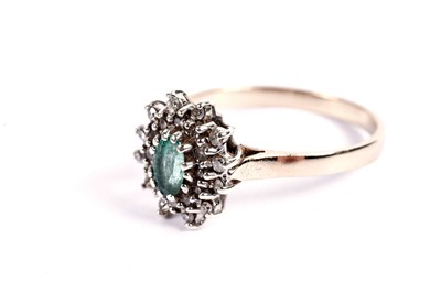 Lot 516 - An emerald and diamond cluster ring