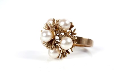 Lot 1095 - A cultured pearl and yellow gold ring