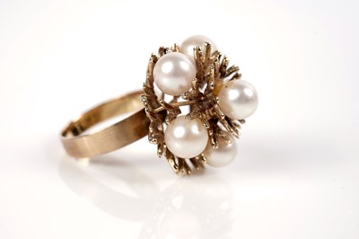 Lot 1095 - A cultured pearl and yellow gold ring