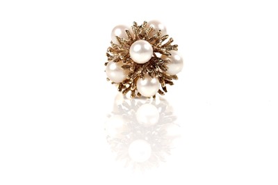 Lot 1095 - A cultured pearl and yellow gold ring