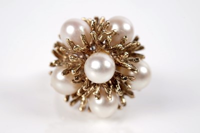 Lot 1095 - A cultured pearl and yellow gold ring