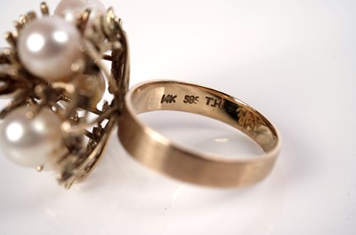 Lot 1095 - A cultured pearl and yellow gold ring
