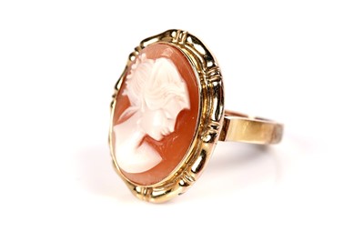 Lot 12 - A shell cameo dress ring