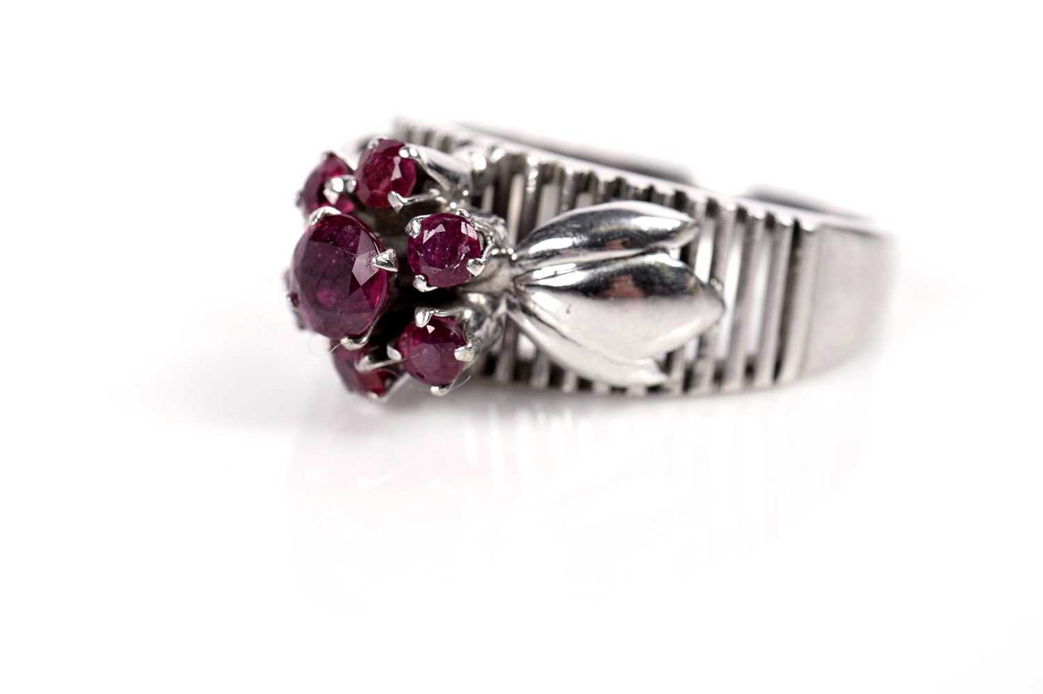 Lot 1099 - A ruby cluster ring