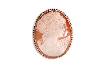 Lot 4 - A carved shell cameo brooch