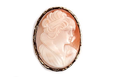 Lot 5 - A carved shell cameo brooch pendant