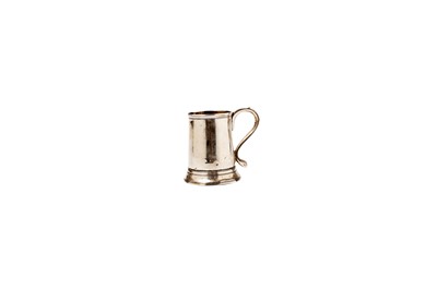 Lot 1547 - A George III silver mug on a skirted base