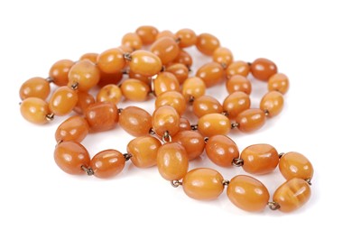 Lot 1278 - An amber necklace