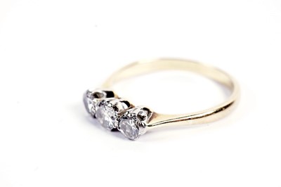 Lot 520 - A three-stone diamond ring