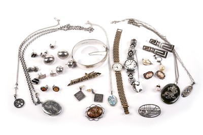 Lot 524 - A selection of silver and costume jewellery