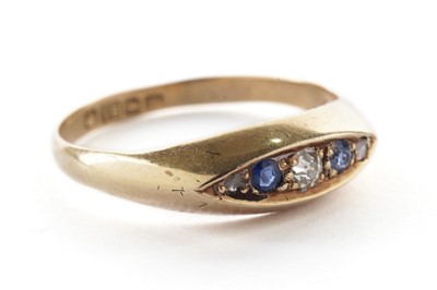 Lot 135 - A sapphire and diamond ring