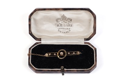 Lot 713 - A Victorian gold brooch