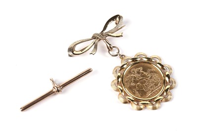 Lot 560 - An Edward VII 1902 gold sovereign in a gold pendant mount