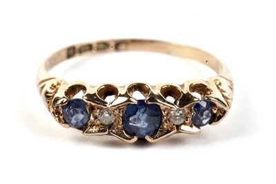 Lot 463 - An Edwardian sapphire and diamond ring