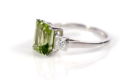 Lot 1223 - A peridot and diamond ring