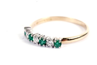 Lot 430 - An emerald and diamond ring