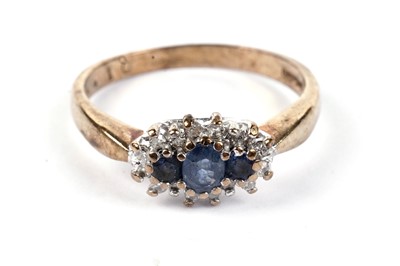 Lot 453 - A sapphire and diamond ring