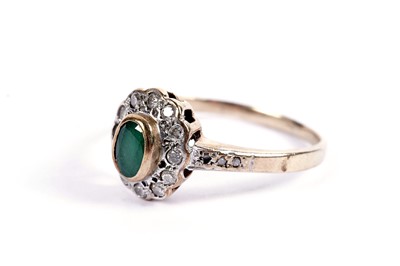 Lot 432 - An emerald and diamond ring