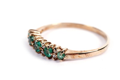 Lot 436 - An emerald and diamond ring