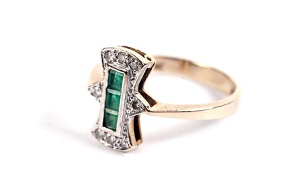 Lot 437 - An emerald and diamond ring