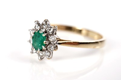 Lot 1225 - An emerald and diamond cluster ring