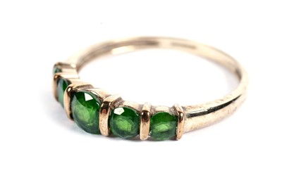 Lot 439 - A five-stone chrome diopside ring