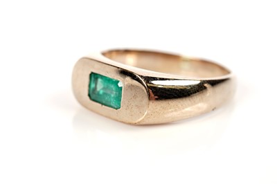 Lot 1226 - An emerald ring