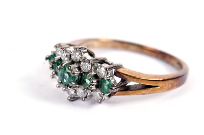 Lot 441 - An emerald and diamond ring