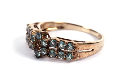 Lot 426 - A green stone dress ring