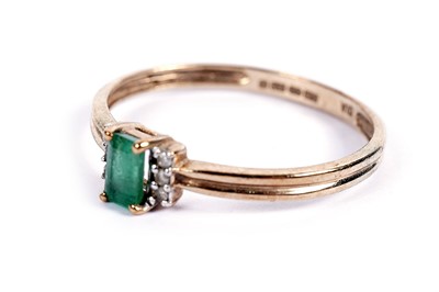 Lot 440 - An emerald and diamond ring