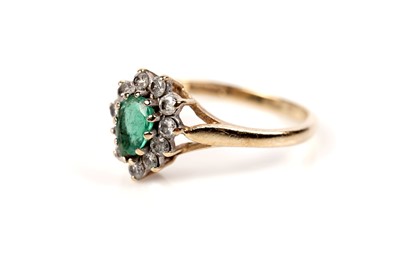 Lot 1228 - An emerald and diamond cluster ring