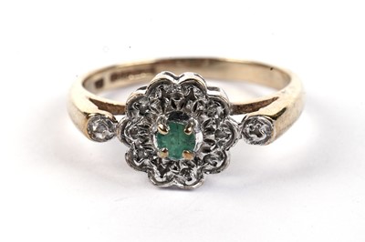 Lot 479 - An emerald and diamond cluster ring