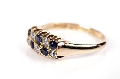 Lot 160 - An Edwardian sapphire and diamond ring