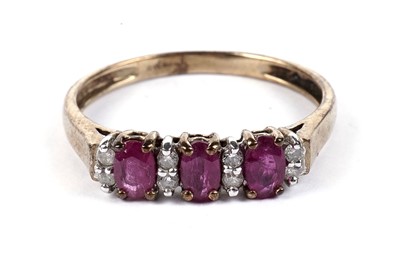 Lot 450 - A ruby and diamond ring