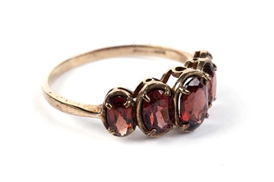 Lot 451 - A five-stone garnet ring