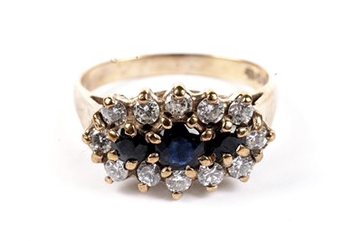 Lot 465 - A sapphire and diamond cluster ring