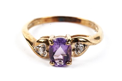 Lot 472 - An amethyst and diamond ring