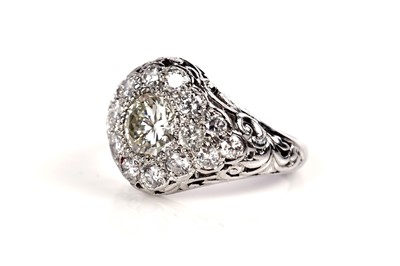 Lot 659 - A diamond dress ring