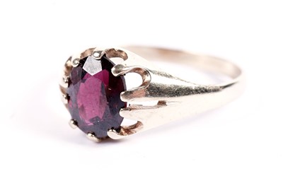 Lot 592 - A garnet and yellow gold ring