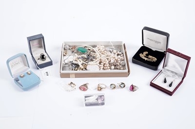 Lot 614 - A selection of silver and costume jewellery