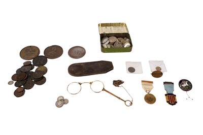 Lot 530 - A selection of coins, medallions, and other items