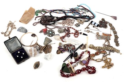 Lot 707 - A selection of costume jewellery