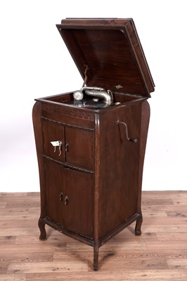 Lot 33 - A mid-20th Century wind-up gramophone by Gilbert